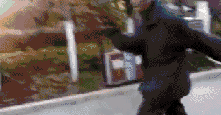 搞笑GIF：这一脚下去，感觉这位小哥肯定是一脸懵圈