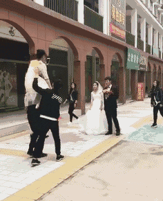 搞笑GIF：我比较羡慕扛摄影师的小伙子