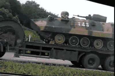 搞笑GIF：这一脚下去，感觉这位小哥肯定是一脸懵圈