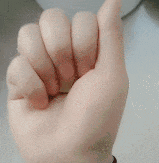 搞笑GIF：这张图只能说明这两家手机店确实赚钱。