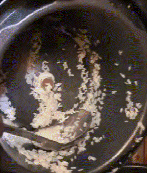 搞笑GIF：这张图只能说明这两家手机店确实赚钱。