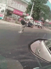 搞笑GIF：遇到这样的媳妇，我真的被感动哭了