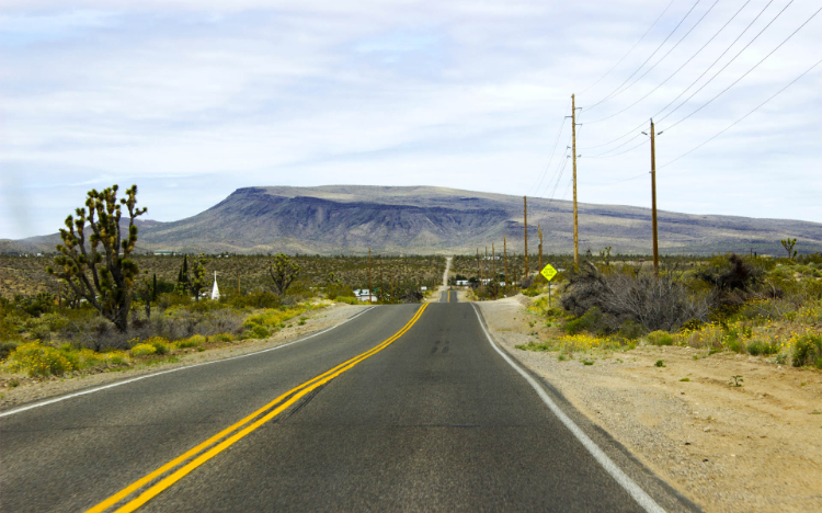 平坦宽阔的公路风景