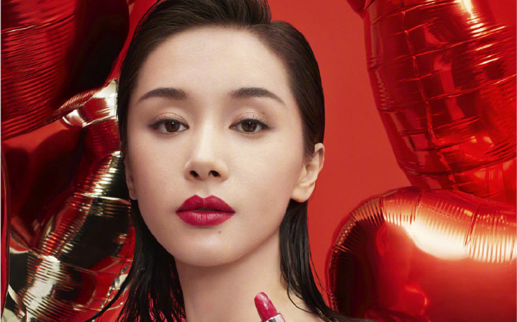 王子文一字肩黑裙性感写真