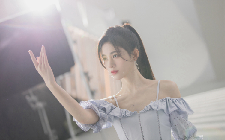 鞠婧祎吊带裙清秀甜美