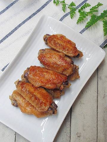 【盐焗鸡中翅】不需要太多的调味料，依然十分美味。