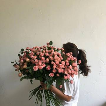 你要相信 未来和你共度一生的那个人 其实在与你相同的时间里 也忍受着同样的孤独 那个人一样满心期待 想马不停蹄地赶来和你见面 .