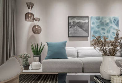 该户型定位于80后三口之家，在奔忙的工作之余，他们希望可以无负担地享受家庭，因而，这是一个让人一进门就能感觉到放松和自然的场所。