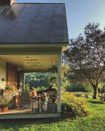 想办法努力赚钱 而不是费尽心思努力省钱 再愤怒也不要大吼大叫 时刻保持冷静 结交有趣的人 做有趣的事.