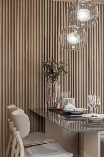 该户型定位于80后三口之家，在奔忙的工作之余，他们希望可以无负担地享受家庭，因而，这是一个让人一进门就能感觉到放松和自然的场所。