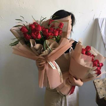 你要相信 未来和你共度一生的那个人 其实在与你相同的时间里 也忍受着同样的孤独 那个人一样满心期待 想马不停蹄地赶来和你见面 .