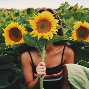 真正属于你的爱情不会叫你痛苦 爱你的人不会叫你患得患失 凡觉得辛苦的事 都是强求.