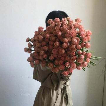 你要相信 未来和你共度一生的那个人 其实在与你相同的时间里 也忍受着同样的孤独 那个人一样满心期待 想马不停蹄地赶来和你见面 .