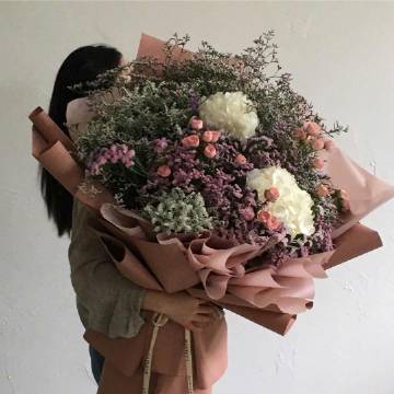 你要相信 未来和你共度一生的那个人 其实在与你相同的时间里 也忍受着同样的孤独 那个人一样满心期待 想马不停蹄地赶来和你见面 .