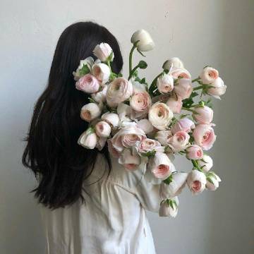 你要相信 未来和你共度一生的那个人 其实在与你相同的时间里 也忍受着同样的孤独 那个人一样满心期待 想马不停蹄地赶来和你见面 .