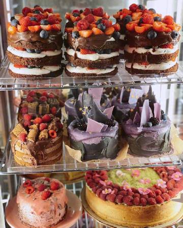 路过一间蛋糕店 ?