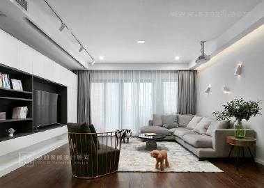 175㎡现代都市风，简单的黑白灰以及温润的木色，营造出温暖安静的氛围。#家居装修#