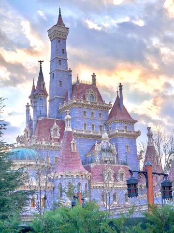 东京迪士尼最新完工的「美女与野兽」城堡！粉红色的城堡，真的好梦幻啊！！