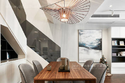 175㎡现代都市风，简单的黑白灰以及温润的木色，营造出温暖安静的氛围。#家居装修#