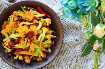 【干锅花菜】干锅是万能的蔬菜做法，简单下饭，比肉还好吃。还可以做干锅土豆干锅杏鲍菇干锅藕片干锅包菜干锅豆腐……我可以不重样的吃一年 #家常菜# #食谱#