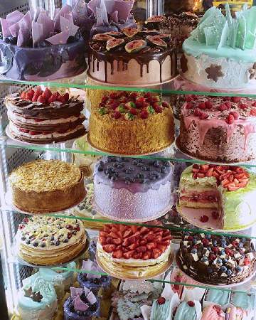 路过一间蛋糕店 ?