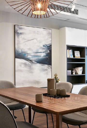 175㎡现代都市风，简单的黑白灰以及温润的木色，营造出温暖安静的氛围。#家居装修#