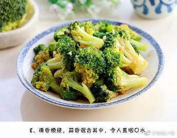 西兰花最简单的做法：味道超棒，主要还有美容抗癌作用。喜欢西兰花的人一定要试试看鸭~