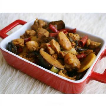 【黄焖鸡】一款超简单的黄焖鸡做法，不用担心调料比例的问题，因为只要有黄豆酱就够了。