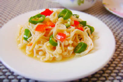 【蒜香双椒金针菇】一道简单快手的家常菜，喜欢的赶紧马克起来！