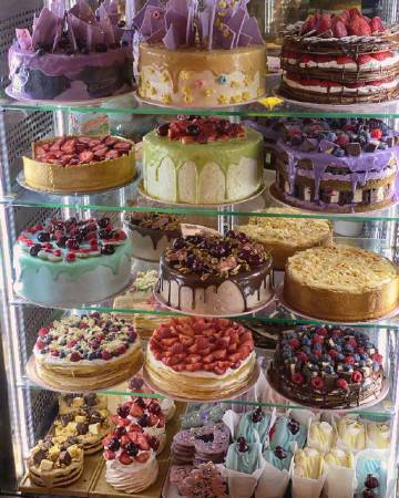 路过一间蛋糕店 ?