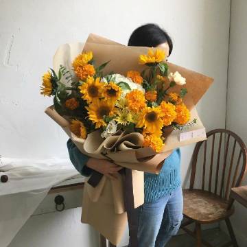 你要相信 未来和你共度一生的那个人 其实在与你相同的时间里 也忍受着同样的孤独 那个人一样满心期待 想马不停蹄地赶来和你见面 .