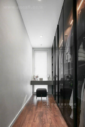 175㎡现代都市风，简单的黑白灰以及温润的木色，营造出温暖安静的氛围。#家居装修#