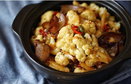 【干锅花菜】干锅是万能的蔬菜做法，简单下饭，比肉还好吃。还可以做干锅土豆干锅杏鲍菇干锅藕片干锅包菜干锅豆腐……我可以不重样的吃一年 #家常菜# #食谱#