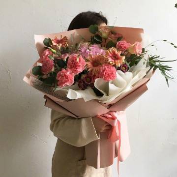 你要相信 未来和你共度一生的那个人 其实在与你相同的时间里 也忍受着同样的孤独 那个人一样满心期待 想马不停蹄地赶来和你见面 .