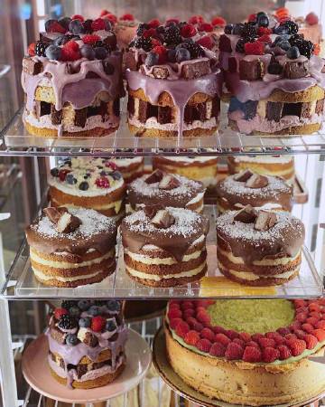 路过一间蛋糕店 ?