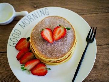 【原味松饼】适合新手操作，简单的配上巧克力酱或蜂蜜，搭配一杯咖啡或果汁，营养就全面咯！