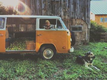 想办法努力赚钱 而不是费尽心思努力省钱 再愤怒也不要大吼大叫 时刻保持冷静 结交有趣的人 做有趣的事.