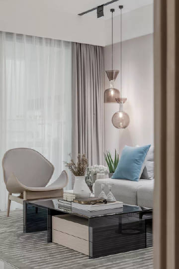 该户型定位于80后三口之家，在奔忙的工作之余，他们希望可以无负担地享受家庭，因而，这是一个让人一进门就能感觉到放松和自然的场所。