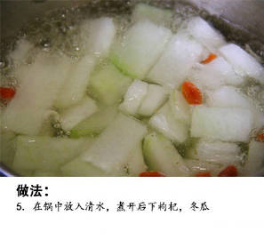 味道咸鲜的花蛤冬瓜汤，用了煮蛤蜊的原汤做的，除了盐别不需要加额外的调味料，就味道就鲜美的很！