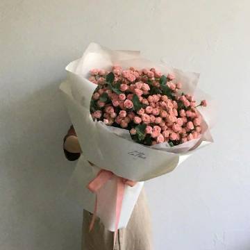 你要相信 未来和你共度一生的那个人 其实在与你相同的时间里 也忍受着同样的孤独 那个人一样满心期待 想马不停蹄地赶来和你见面 .