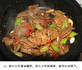 爆炒猪肝是我非常喜欢的一道菜，猪肝中含有丰富的铁质，属于补血食材，女性可以多吃一些。 #饮食养生#