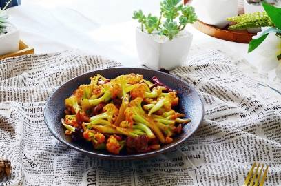 【干锅花菜】干锅是万能的蔬菜做法，简单下饭，比肉还好吃。还可以做干锅土豆干锅杏鲍菇干锅藕片干锅包菜干锅豆腐……我可以不重样的吃一年 #家常菜# #食谱#