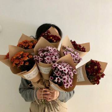 你要相信 未来和你共度一生的那个人 其实在与你相同的时间里 也忍受着同样的孤独 那个人一样满心期待 想马不停蹄地赶来和你见面 .