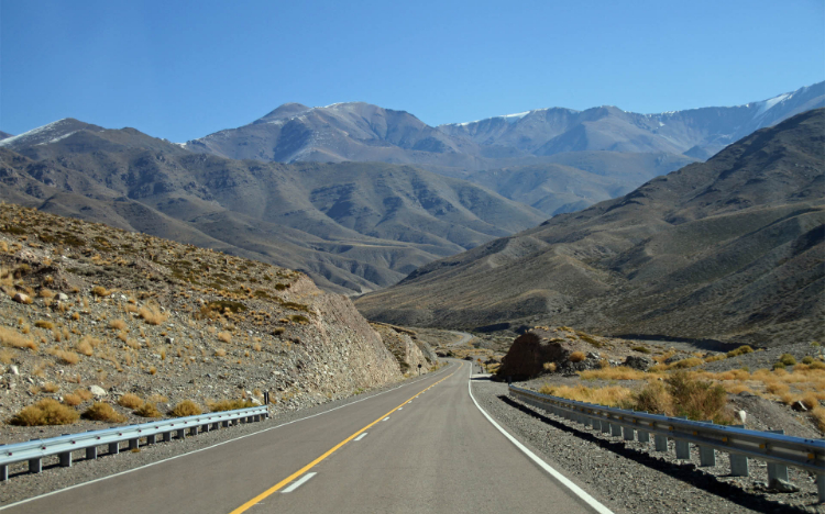 平坦宽阔的公路风景