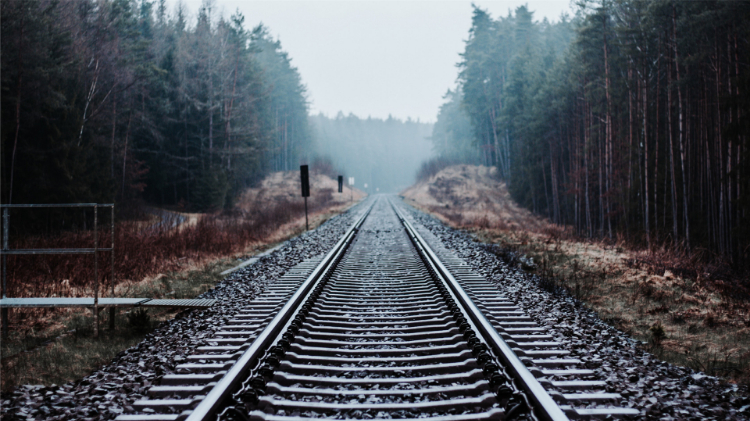 漂亮的铁轨沿途风景