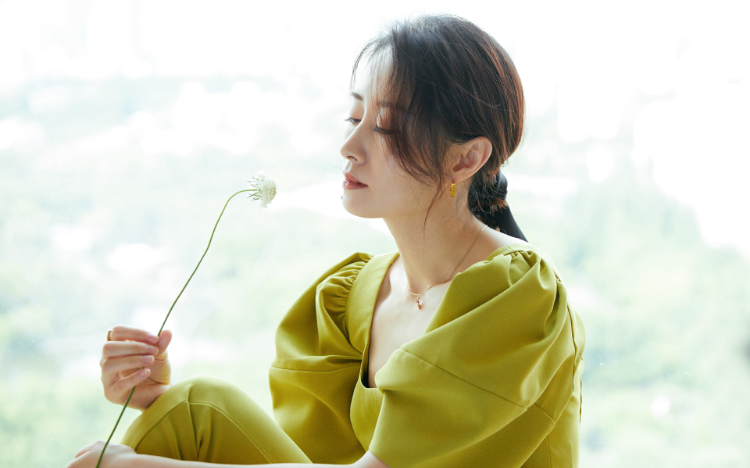 刘敏涛绿色套装清爽写真