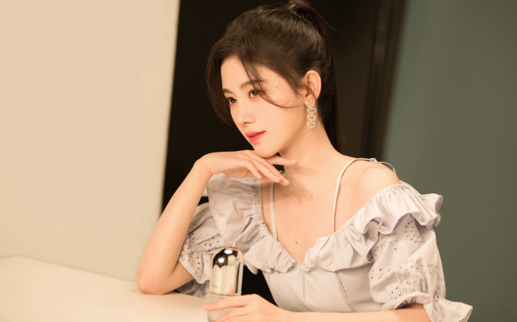 鞠婧祎吊带裙清秀甜美